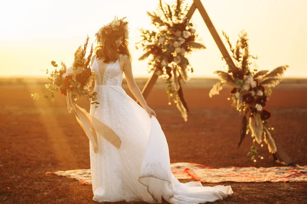 Häpnadsväckande Brud Solnedgången Ljus Vacker Brud Boho Stil Bruden Bär — Stockfoto