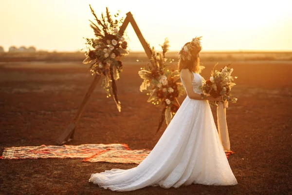 Häpnadsväckande Brud Solnedgången Ljus Vacker Brud Boho Stil Bruden Bär — Stockfoto