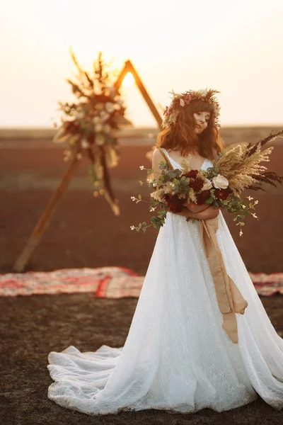 Häpnadsväckande Brud Solnedgången Ljus Vacker Brud Boho Stil Bruden Bär — Stockfoto