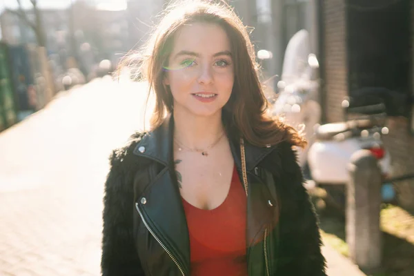 Retrato Uma Menina Bonita Dia Ensolarado Ruas Amesterdão Muito Bom — Fotografia de Stock