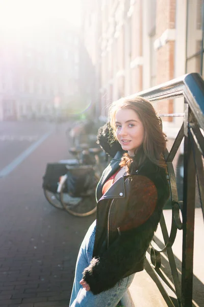 Ritratto Una Bella Ragazza Una Giornata Sole Strade Amsterdam Che — Foto Stock