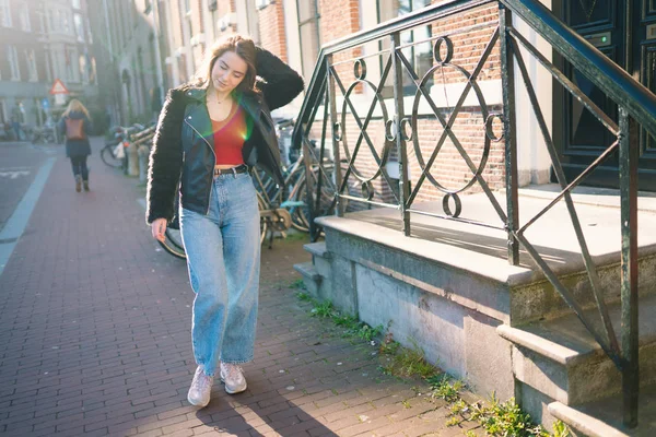 화창한 여자의 초상화 암스테르담의 거리입니다 분위기 여자는 그녀의 라이프 스타일을 — 스톡 사진