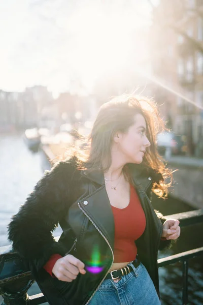 Ritratto Una Bella Ragazza Una Giornata Sole Strade Amsterdam Che — Foto Stock