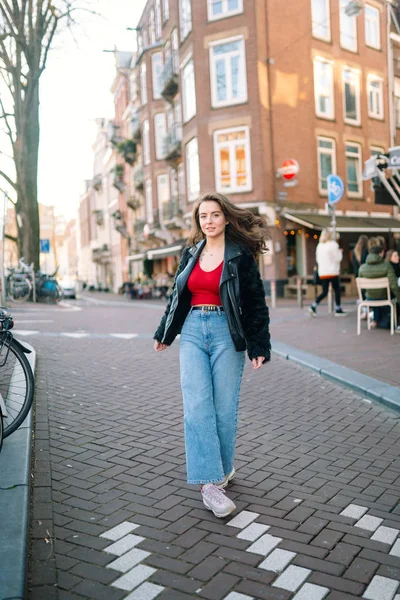 화창한 여자의 초상화 암스테르담의 거리입니다 분위기 여자는 그녀의 라이프 스타일을 — 스톡 사진