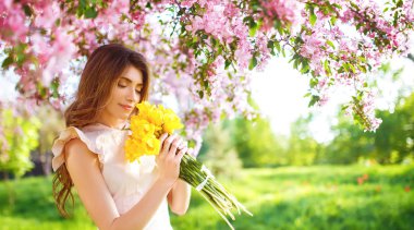 Güzel esmer kadın güzel bahar elbise Güzellik Portresi Tulips.Spring tarzı bir buket. Güzel bahar bahçe. Moda bahar yaz fotoğraf. Moda ve stil kavramı. Uzun kenar.