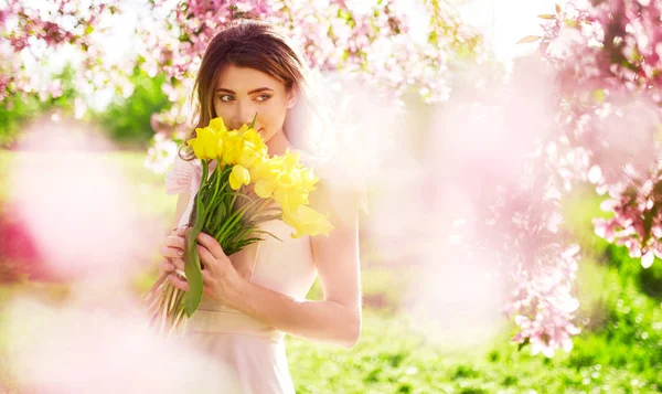 Güzel esmer kadın güzel bahar elbise Güzellik Portresi Tulips.Spring tarzı bir buket. Güzel bahar bahçe. Moda bahar yaz fotoğraf. Moda ve stil kavramı. Uzun kenar.
