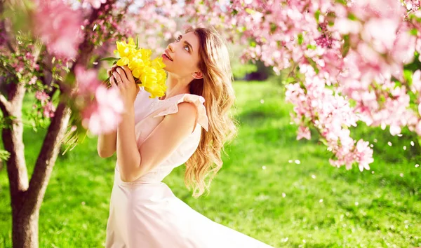美容の Tulips Spring スタイルの花束と素敵な春のドレスで美しい若いブルネットの女性の肖像画 美しい春の庭 ファッション春夏の写真 ファッションとスタイルのコンセプトです — ストック写真