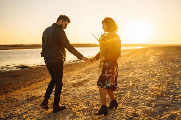 Enjoying Time Together Stylish Loving Couple Enjoying Each Other Sea — Stock Photo, Image