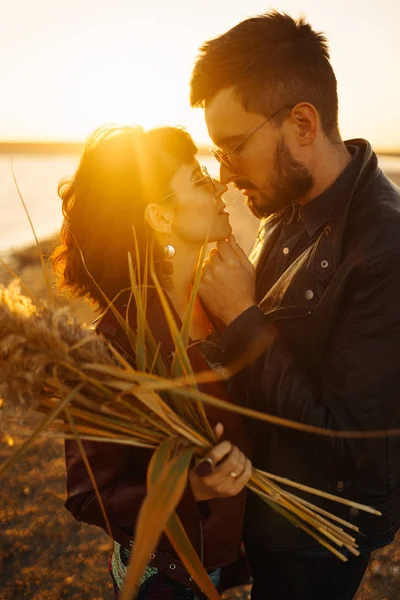 Aproveitar Tempo Juntos Casal Elegante Amoroso Desfrutando Uns Aos Outros — Fotografia de Stock