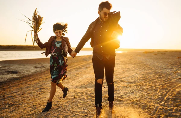 Aproveitar Tempo Juntos Casal Elegante Amoroso Desfrutando Uns Aos Outros — Fotografia de Stock