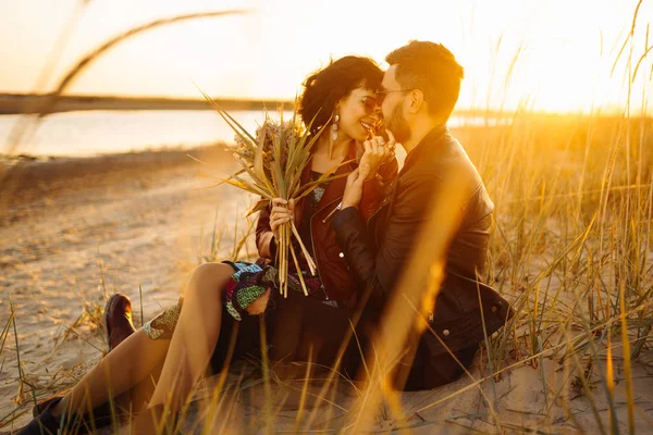 楽しい時間を一緒に 海でお互いを楽しむスタイリッシュで愛情のあるカップル 夫婦は若く 愛に満ちています ライフスタイルの概念 夏の日の美しい夕日 — ストック写真