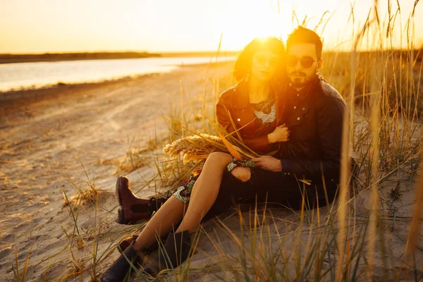 Enjoying Time Together Stylish Loving Couple Enjoying Each Other Sea — Stock Photo, Image