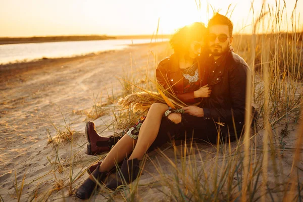 Enjoying Time Together Stylish Loving Couple Enjoying Each Other Sea — Stock Photo, Image