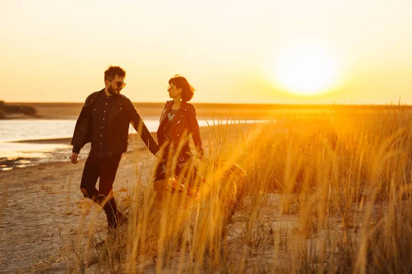 Enjoying Time Together Stylish Loving Couple Enjoying Each Other Sea — Stock Photo, Image