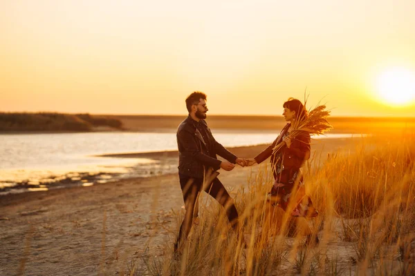 Aproveitar Tempo Juntos Casal Elegante Amoroso Desfrutando Uns Aos Outros — Fotografia de Stock