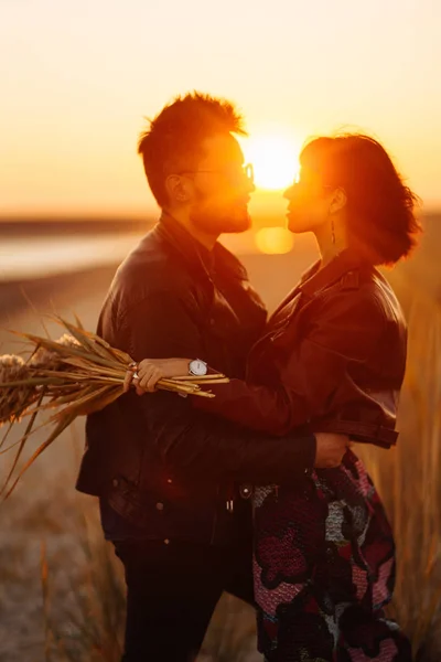 Genieten Van Tijd Samen Stijlvol Liefdevol Koppel Dat Van Elkaar — Stockfoto