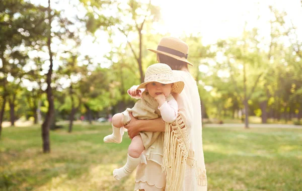 Feliz Familia Elegante Cariñosa Madre Jugando Con Bebé Aire Libre — Foto de Stock