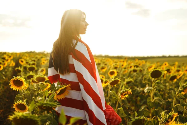 Piękna Dziewczyna Amerykańską Flagą Polu Słonecznika Lipca Czwarty Lipca Wolności — Zdjęcie stockowe