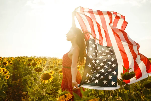 Vacker Flicka Med Den Amerikanska Flaggan Solrosfält Juli Fjärde Juli — Stockfoto