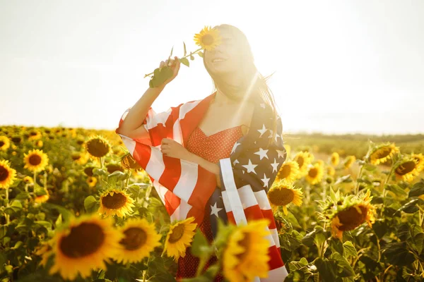 Vacker Flicka Med Den Amerikanska Flaggan Solrosfält Juli Fjärde Juli — Stockfoto