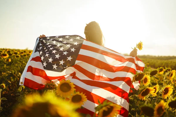 Vacker Flicka Med Den Amerikanska Flaggan Solrosfält Juli Fjärde Juli — Stockfoto