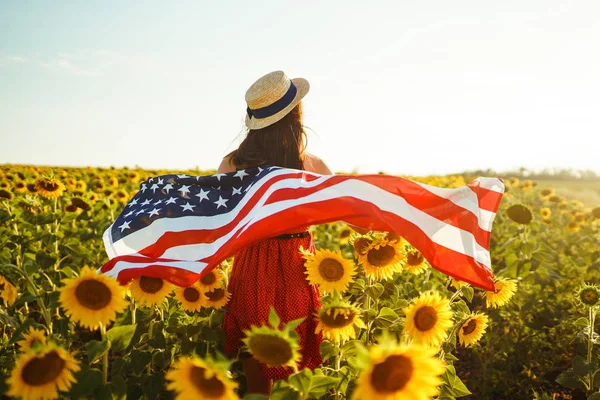 Красива Дівчина Американським Прапором Соняшниковій Області Липня Четверте Липня Свободи — стокове фото