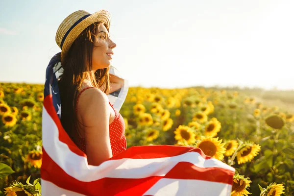 Vacker Flicka Med Den Amerikanska Flaggan Solrosfält Juli Fjärde Juli — Stockfoto