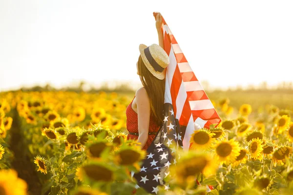 Vacker Flicka Med Den Amerikanska Flaggan Solrosfält Juli Fjärde Juli — Stockfoto
