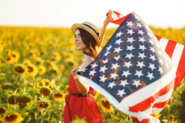 Vacker Flicka Med Den Amerikanska Flaggan Solrosfält Juli Fjärde Juli — Stockfoto