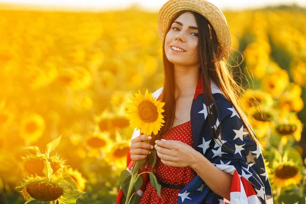 Vacker Flicka Med Den Amerikanska Flaggan Solrosfält Juli Fjärde Juli — Stockfoto