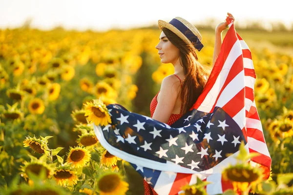 Vacker Flicka Med Den Amerikanska Flaggan Solrosfält Juli Fjärde Juli — Stockfoto