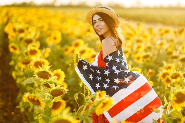 Vacker Flicka Med Den Amerikanska Flaggan Solrosfält Juli Fjärde Juli — Stockfoto