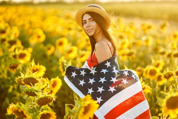 Beautiful Girl American Flag Sunflower Field 4Th July Fourth July — Stock Photo, Image