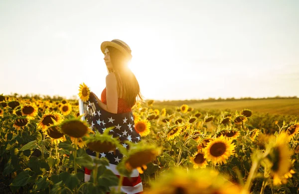 Vacker Flicka Med Den Amerikanska Flaggan Solrosfält Juli Fjärde Juli — Stockfoto