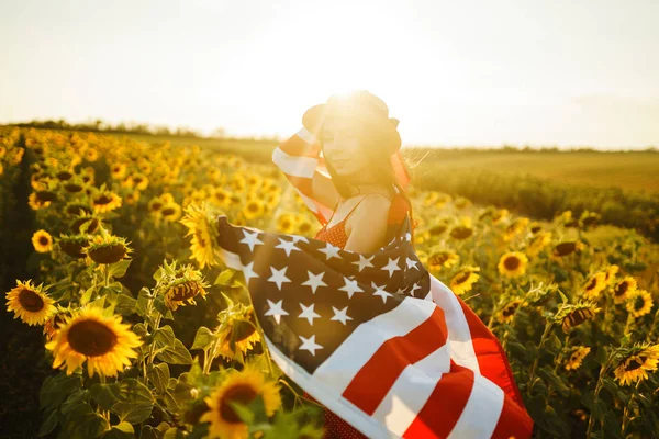 Vacker Flicka Med Den Amerikanska Flaggan Solrosfält Juli Fjärde Juli — Stockfoto