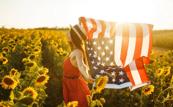 Vacker Flicka Med Den Amerikanska Flaggan Solrosfält Juli Fjärde Juli — Stockfoto