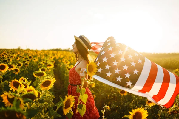 Vacker Flicka Med Den Amerikanska Flaggan Solrosfält Juli Fjärde Juli — Stockfoto