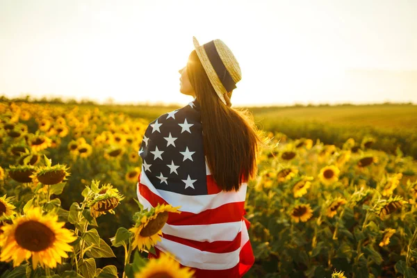 Vacker Flicka Med Den Amerikanska Flaggan Solrosfält Juli Fjärde Juli — Stockfoto