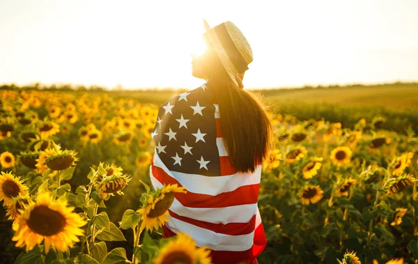 Vacker Flicka Med Den Amerikanska Flaggan Solrosfält Juli Fjärde Juli — Stockfoto