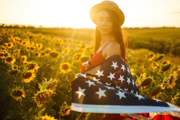 Vacker Flicka Med Den Amerikanska Flaggan Solrosfält Juli Fjärde Juli — Stockfoto