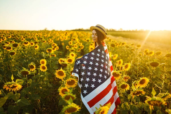 Vacker Flicka Med Den Amerikanska Flaggan Solrosfält Juli Fjärde Juli — Stockfoto