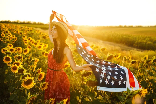 해바라기 필드에서 국기와 아름다운 소녀입니다 소녀는 아름다운 기념일 애국의 — 스톡 사진