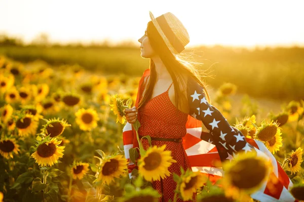 Vacker Flicka Med Den Amerikanska Flaggan Solrosfält Juli Fjärde Juli — Stockfoto