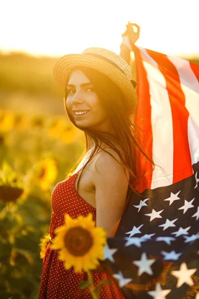 Piękna Dziewczyna Amerykańską Flagą Polu Słonecznika Lipca Czwarty Lipca Wolności — Zdjęcie stockowe