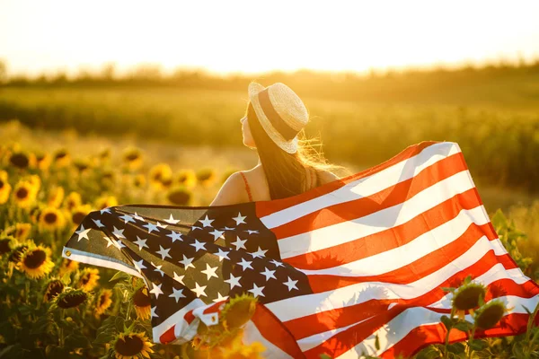 Smuk Pige Med Det Amerikanske Flag Solsikke Felt Den Juli - Stock-foto