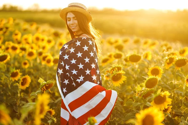 Vacker Flicka Med Den Amerikanska Flaggan Solrosfält Juli Fjärde Juli — Stockfoto