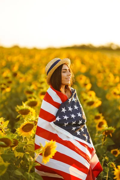 Vacker Flicka Med Den Amerikanska Flaggan Solrosfält Juli Fjärde Juli — Stockfoto