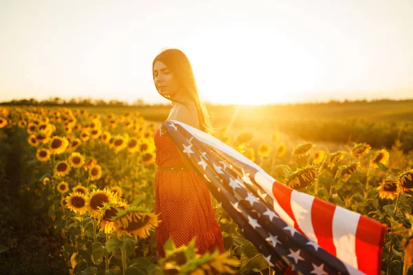 Vacker Flicka Med Den Amerikanska Flaggan Solrosfält Juli Fjärde Juli — Stockfoto