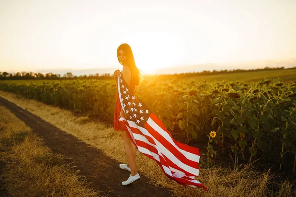 Vacker Flicka Med Den Amerikanska Flaggan Solrosfält Juli Fjärde Juli — Stockfoto