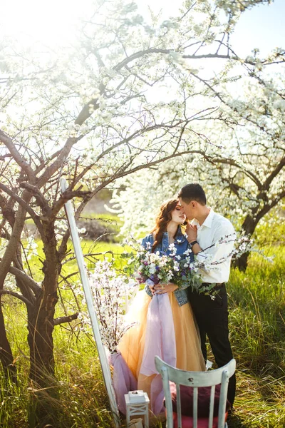 咲く庭園で美しい愛情のあるカップル 結婚式のコンセプト 素晴らしい夕日の光 素敵な新婚夫婦 — ストック写真